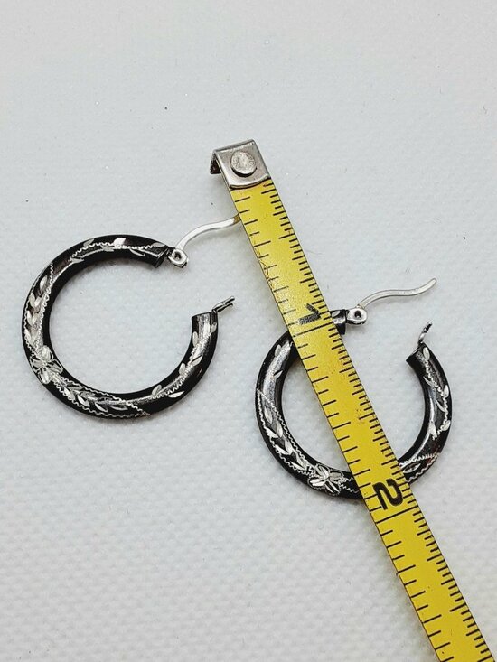 NEW sterling silver carved hoops with hinged hoop wire clasp. - Picture 5 of 9